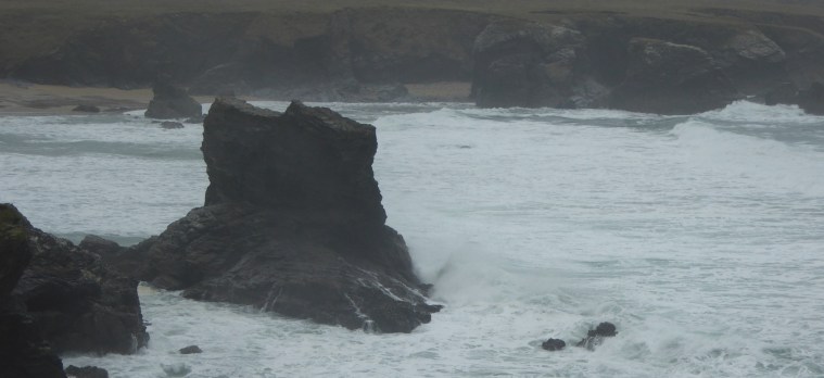 006_087_SeaLashingRocks