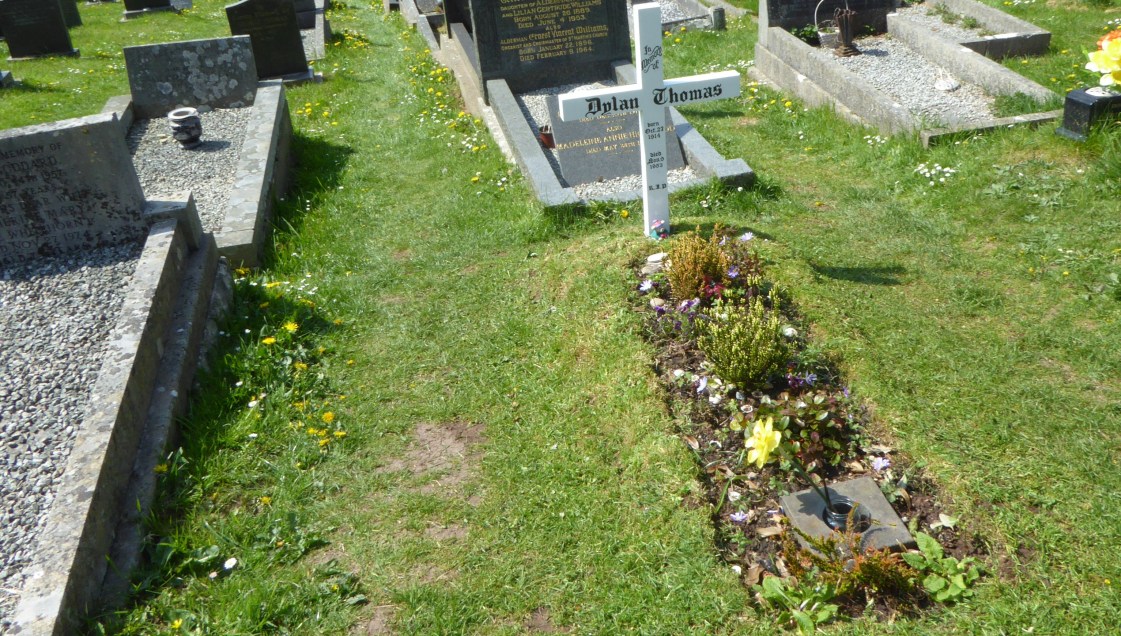 b_039_187_Laugharne_DylanThomas_Grave