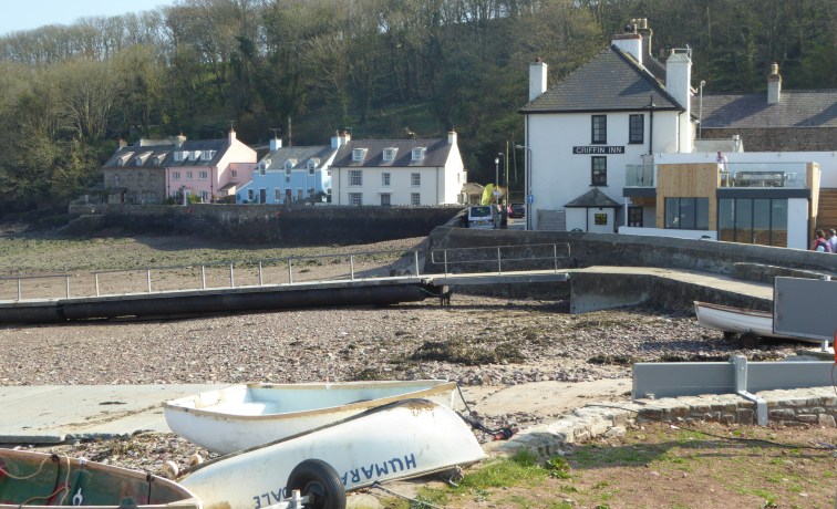 b_044_136_Dale_Village