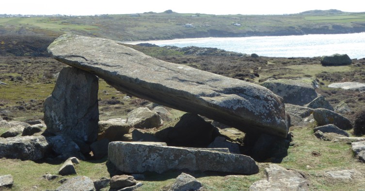 b_048_013_StDavidsHead_Rocks