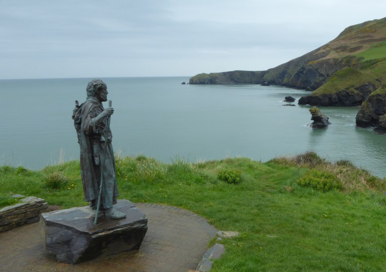 b_054_022_Llangrannog_Statue