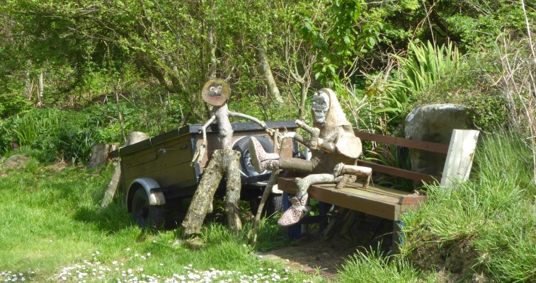 b_059_105_Tonfanau_Garden_Charcters