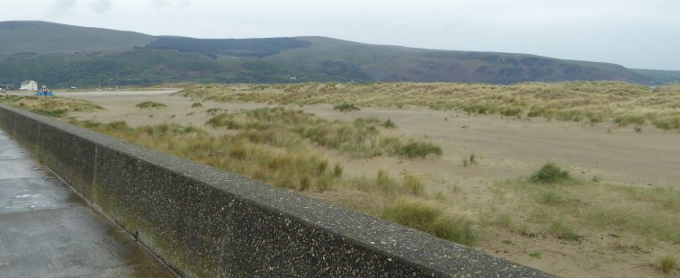 b_060_143_Barmouth_Seafront