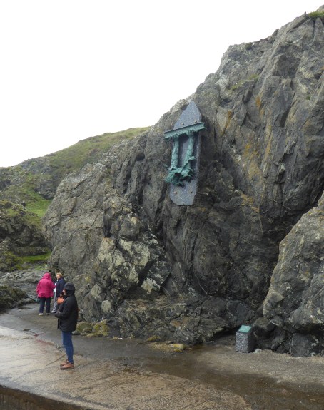 b_108_080_Portpatrick_Rocks