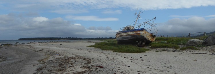 b_121_070_Tayinloan_BoatOnBeach