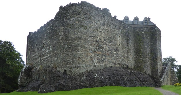 b_132_077_Dunstaffnage_Castle