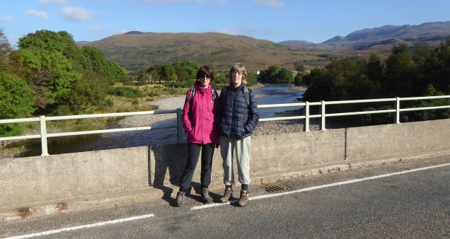 b_154_014_Strathcarron_FamilyOnBridge