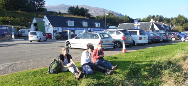 b_154_020_Lochcarron_FamilyOnLochside
