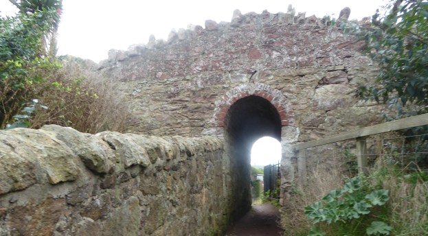 b_253_082_Dunbar_WallAndArch