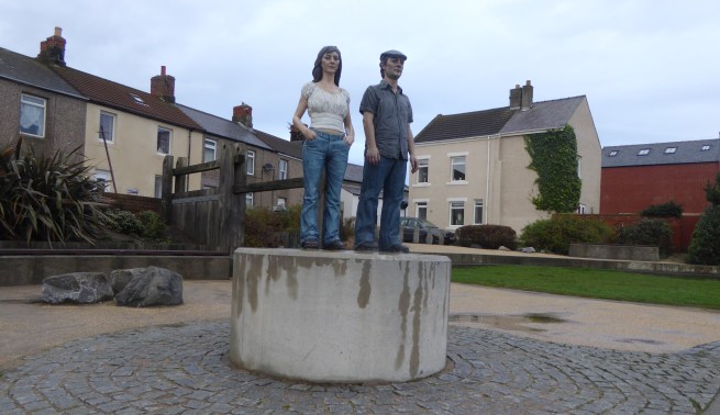 b_260_206_Newbiggin_SculpturesLookingOutToSea