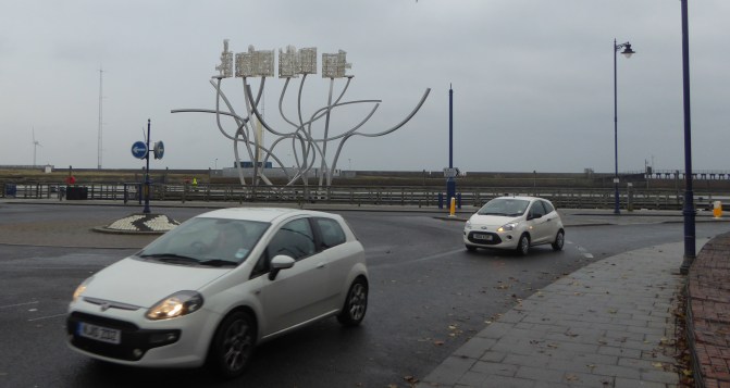 b_261_213_Blythe_Roundabout