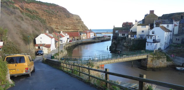 b_266_329_Staithes_BackOfVillage
