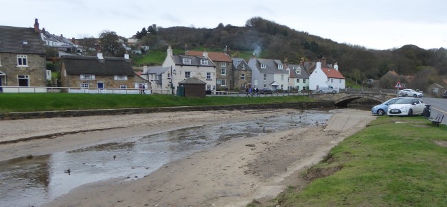 b_267_344_Sandsend_Village