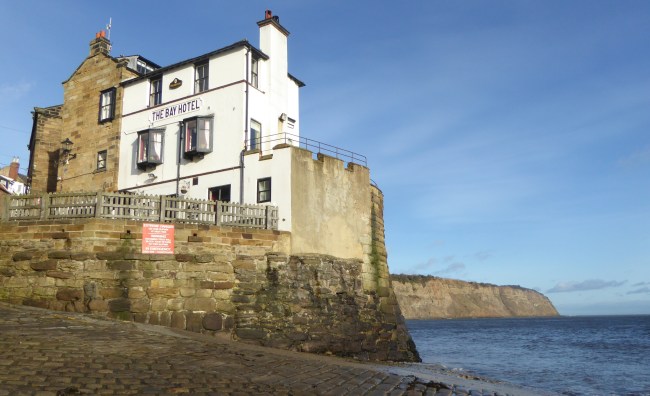 b_268_014_RobinHoodsBay_BayHotel